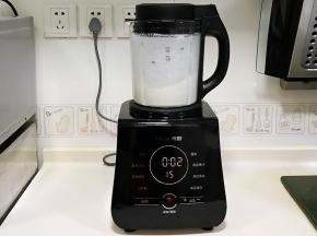 启动破壁机搅打功能，5档速度，时间5秒。