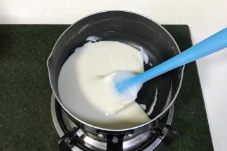 把搅拌好的混合液倒入奶锅中，小火加热，用刮刀不停的搅拌至浓稠即可关火。
