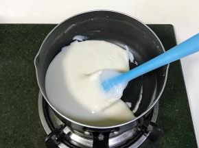 把搅拌好的混合液倒入奶锅中，小火加热，用刮刀不停的搅拌至浓稠即可关火。