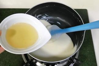 迅速倒入吉利丁液，翻拌混合均匀。