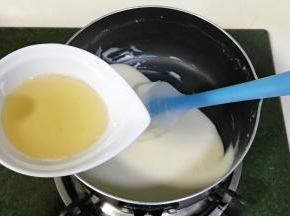 迅速倒入吉利丁液，翻拌混合均匀。