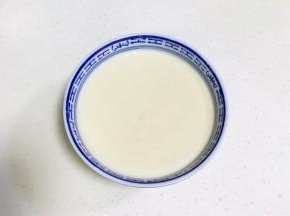 把花生凝乳液倒入碗中放凉，盖好保鲜膜入冰箱冷藏至凝固即可食用。