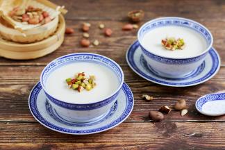 待凝固后加上混合坚果即可食用。