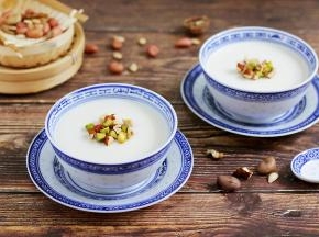 待凝固后加上混合坚果即可食用。