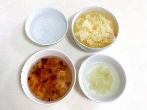 桃胶、雪燕和皂角米提前用清水浸泡10～12小时，银耳提前半小时泡发。