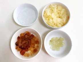 桃胶和雪燕去除杂质，银耳去蒂撕小块，全部的食材冲洗干净。