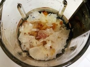 往米厨破壁机内加入银耳、皂角米和桃胶。