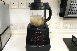 倒入1200克纯净水，盖紧杯盖，选择“五谷粮粥”功能，启动破壁机。