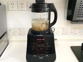 倒入1200克纯净水，盖紧杯盖，选择“五谷粮粥”功能，启动破壁机。