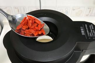 最后加入枸杞，待程序运转完毕，开盖即可食用。