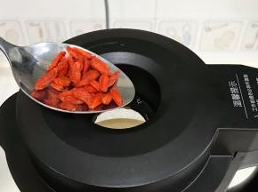 最后加入枸杞，待程序运转完毕，开盖即可食用。