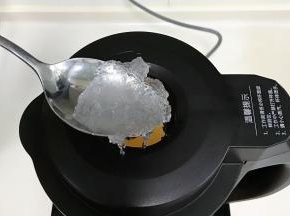 剩余10分钟时，加入雪燕和冰糖。