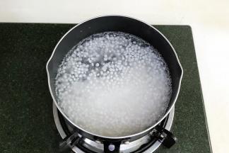 往锅内倒入适量的清水，大火烧开，西米冲洗下倒入锅中。