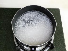 往锅内倒入适量的清水，大火烧开，西米冲洗下倒入锅中。