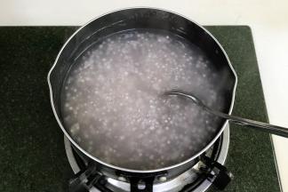 约煮15分钟，边煮边搅拌，煮到西米中间剩点小白点。