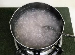 约煮15分钟，边煮边搅拌，煮到西米中间剩点小白点。