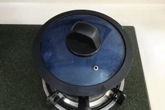 盖上锅盖，焖5-10分钟直至西米熟透呈透明状并且体积膨大。