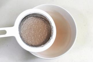 把煮好的西米过凉水，喜欢口感清爽的就多过几次水，喜欢吃浓稠点的过1-2次即可。