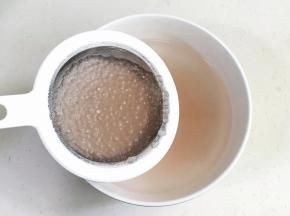 把煮好的西米过凉水，喜欢口感清爽的就多过几次水，喜欢吃浓稠点的过1-2次即可。