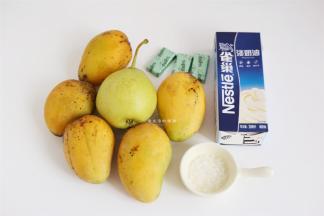 准备好食材，芒果只买到了小台农，因此和梨差不多大小，但是味道也是很好的。