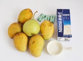 准备好食材，芒果只买到了小台农，因此和梨差不多大小，但是味道也是很好的。