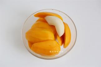 将芒果和香梨去皮去核切块。