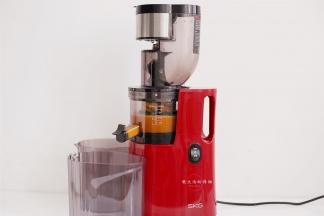 把芒果肉和香梨肉放入SKG原汁机内，启动正转键，机器开始榨汁，大约1分钟即可完成榨汁，此时把果汁取出备用。