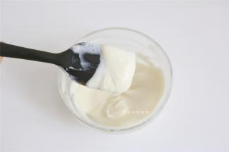 将淡奶油和细砂糖用电动打蛋器搅打到7-8成发，大概就是提起打蛋器会有顺滑并清晰的纹理，还能流动的状态，奶盖就做好了。