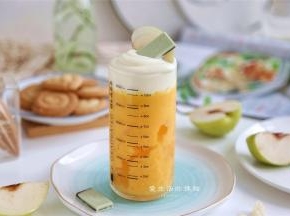 最后放入奶盖即可，装饰上喜欢吃的巧克力或者燕麦片，水果干之类的都很不错哦~