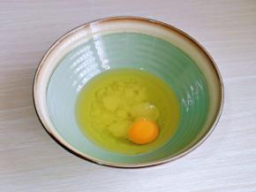 首先取一大口碗，将花生油，鸡蛋，绵白糖放入碗中，用手动打蛋器，打至均匀，完全融合！