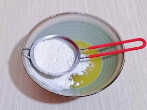 将面粉与泡打粉过细筛。