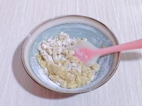用硅胶铲翻拌至融合状态。