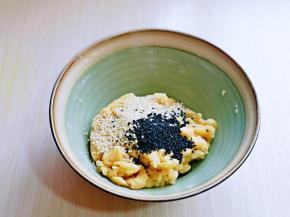 再加入熟的黑白芝麻。(建议使用熟芝麻，熟的芝麻会更香)