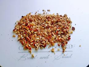 碧珍果放在砧板上，用擀面杖来回擀碎。(可以根据个人喜欢的口感选择颗粒的大小)