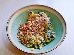 将压碎的碧珍果放入器具中。