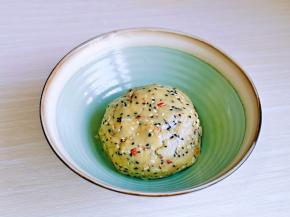 再次翻拌至均匀，且无干粉，盖上盖子或保鲜膜松弛30分钟。