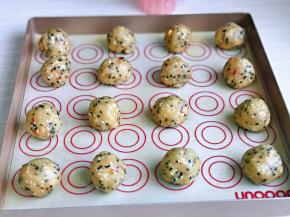 松弛好的面团，分割成16等份的小团，放入垫有油纸的烤盘中。（每个小团约25g左右）