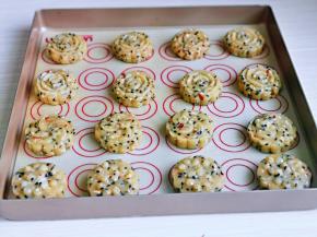 用月饼模具压出形状来并保持间隔距离即可。（也可以用你喜欢或者家里有的模具都可以）