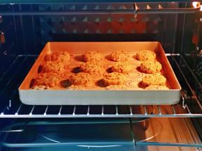 烤箱170度预热5分钟，将烤网放入烤箱中层，烤盘放烤网上。