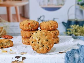 戴上隔热手套取出烤盘，凉一会拍照。