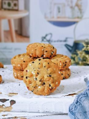 月饼形状的饼干，马上中秋节了应个景。
