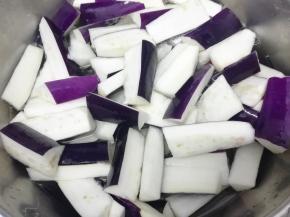 切好的茄子条放在盐水中浸泡一会，然后捞出