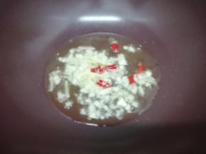 锅里加入适量的油，把姜蒜，小米椒放入锅中爆香