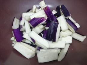 再加入茄子翻炒片刻