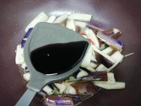 再加入生抽，中火慢慢的翻炒