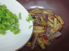 最后加入辣椒翻炒均匀，在放入鸡精即可关火出锅