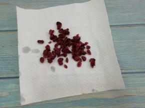 蔓越莓干洗干净浸泡一会，然后用厨房纸巾吸一下水分