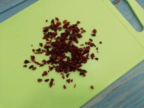 把蔓越莓切成小块