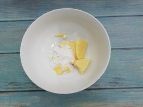 糖粉放入软化好的黄油中