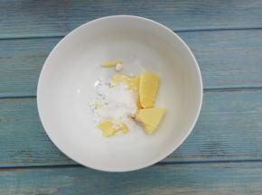 糖粉放入软化好的黄油中